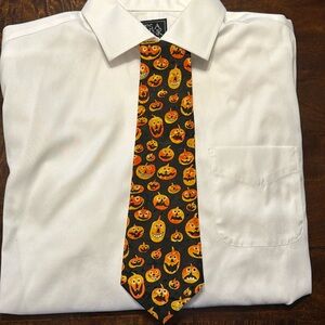 (50) super cute Halloween tie by city one. In wonderful condition.